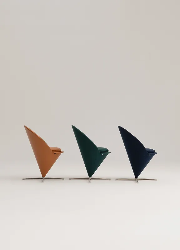 Drei Cone Chairs in Orange, Grün und Dunkelblau im Profil auf Sternfuß vor hellem Hintergrund. 